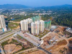 名房地产公司操纵无人机进行全景航拍