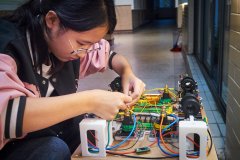 逃求杰出；一万两千余名来自全国各地的“小发